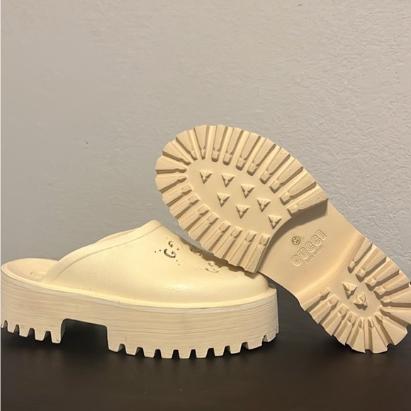 Gucci Rubber Platform Mules in the color cream - Picture 2 of 3